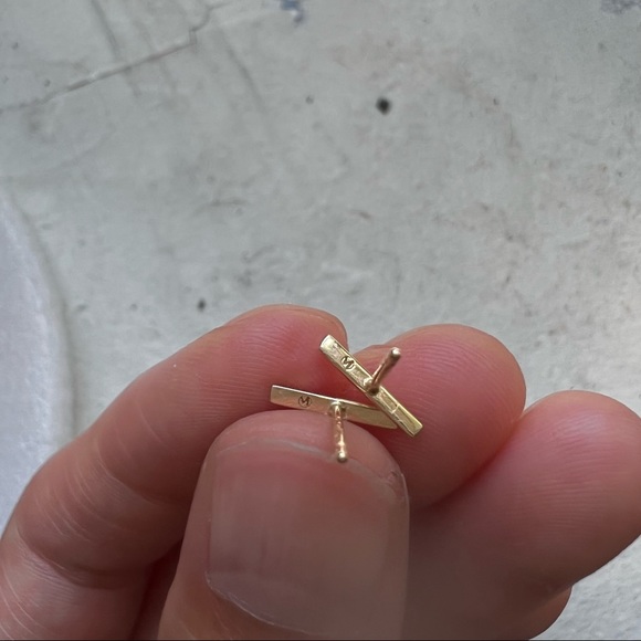 🚫SOLD🚫Mejuri Bar Studs Pair 14k Solid Gold (One back missing) - Picture 8 of 9